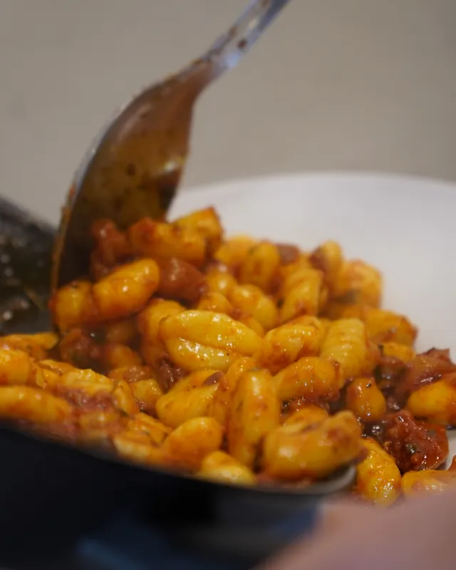Gnocchi al ragù serviti da Butta Giù Riccione