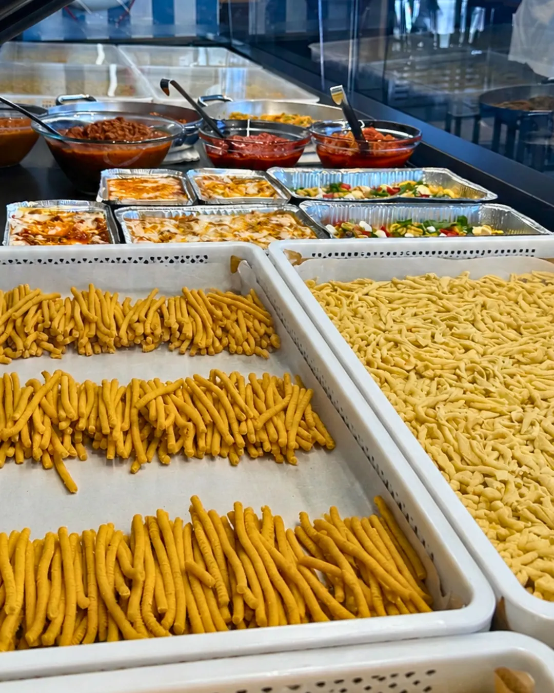 Banco della pasta fresca artigianale di Butta Giù a Riccione: strozzapreti, passatelli e sughi artigianali